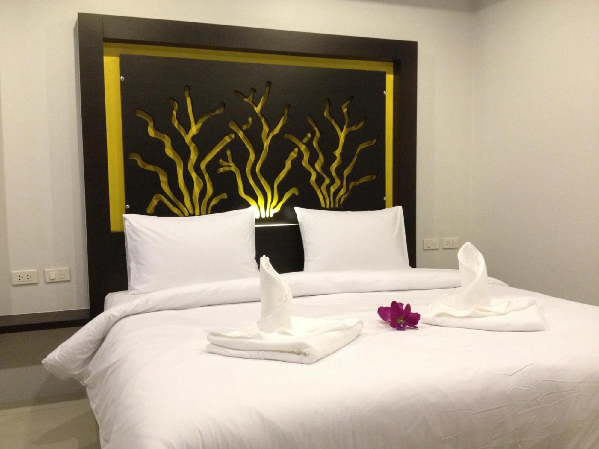 The Silk Hill Hotel Patong Екстериор снимка